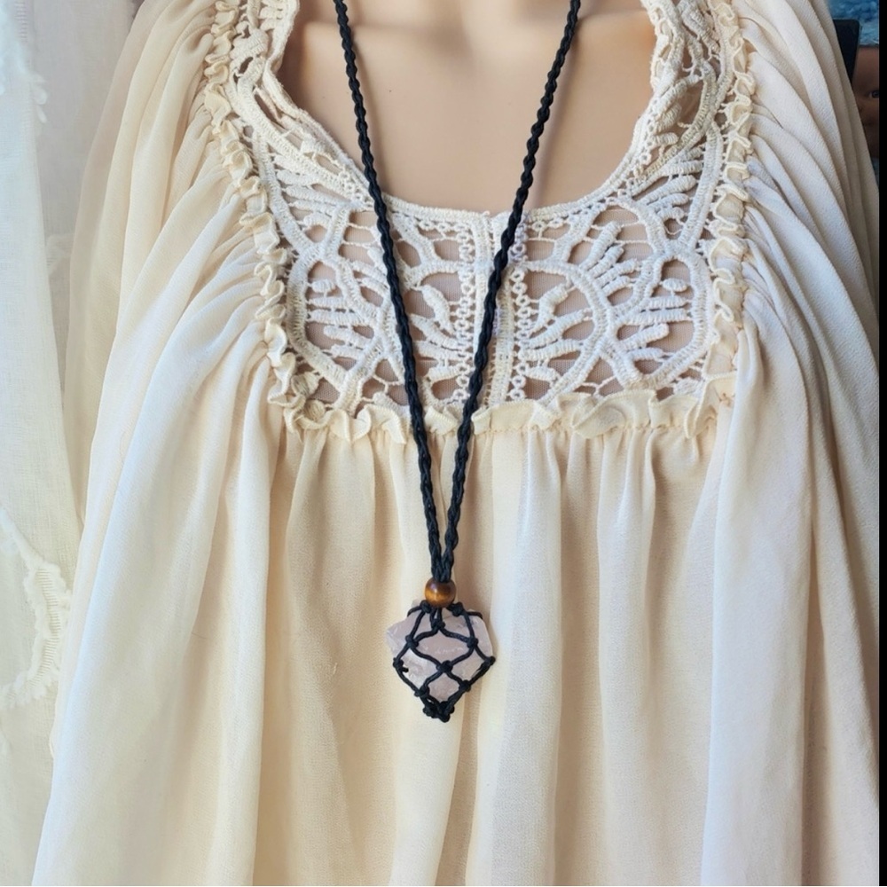 💎$3 WITH BUNDLE💎Caged Rose Quartz Necklace